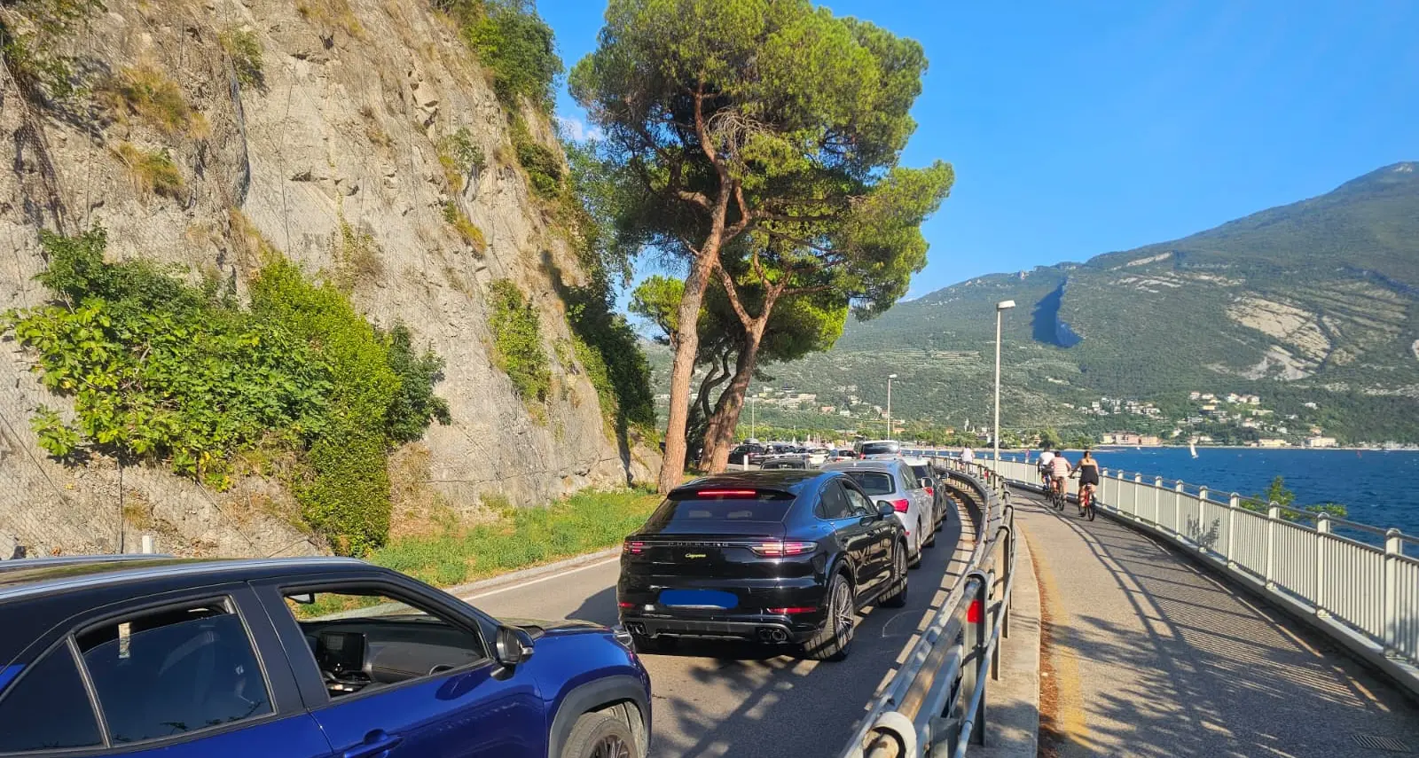 Riva-Torbole, code infinite ogni giorno: sotto accusa gli attraversamenti pedonali