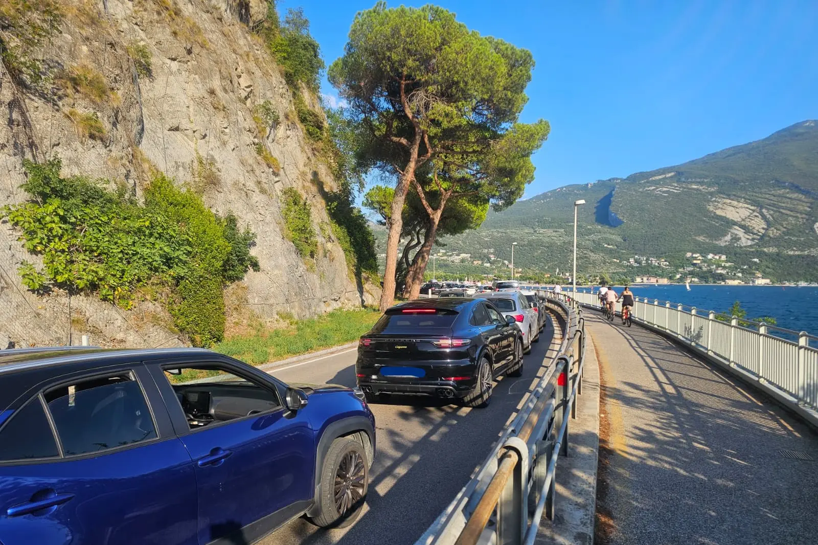 Riva-Torbole, code infinite ogni giorno: sotto accusa gli attraversamenti pedonali