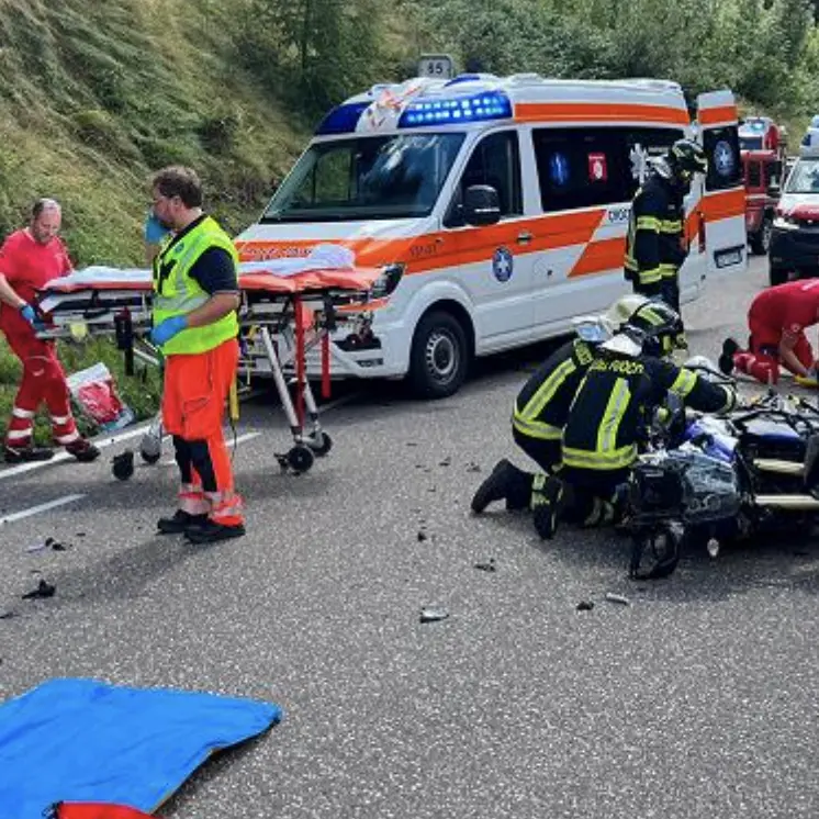 Canazei, schianto tra due moto in Val di Fassa: tre persone ferite
