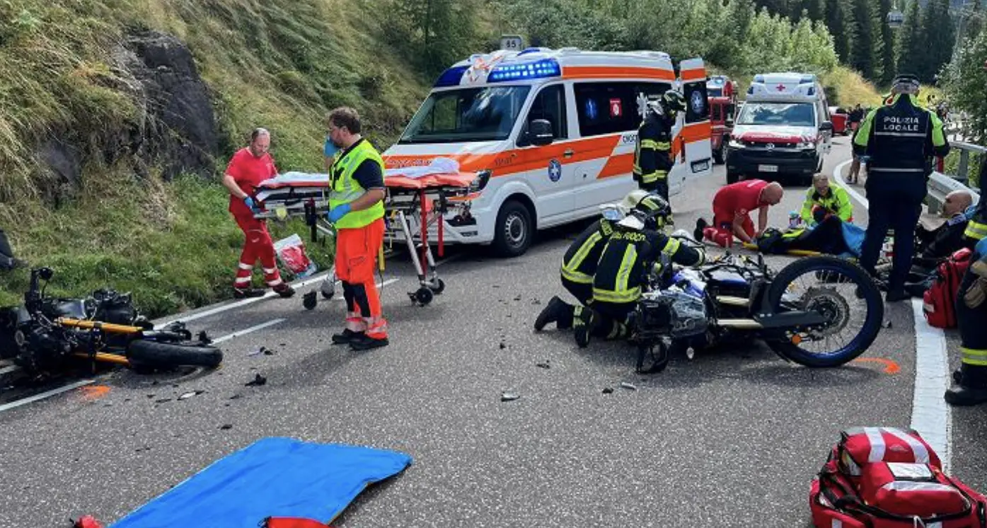 Canazei, schianto tra due moto in Val di Fassa: tre persone ferite