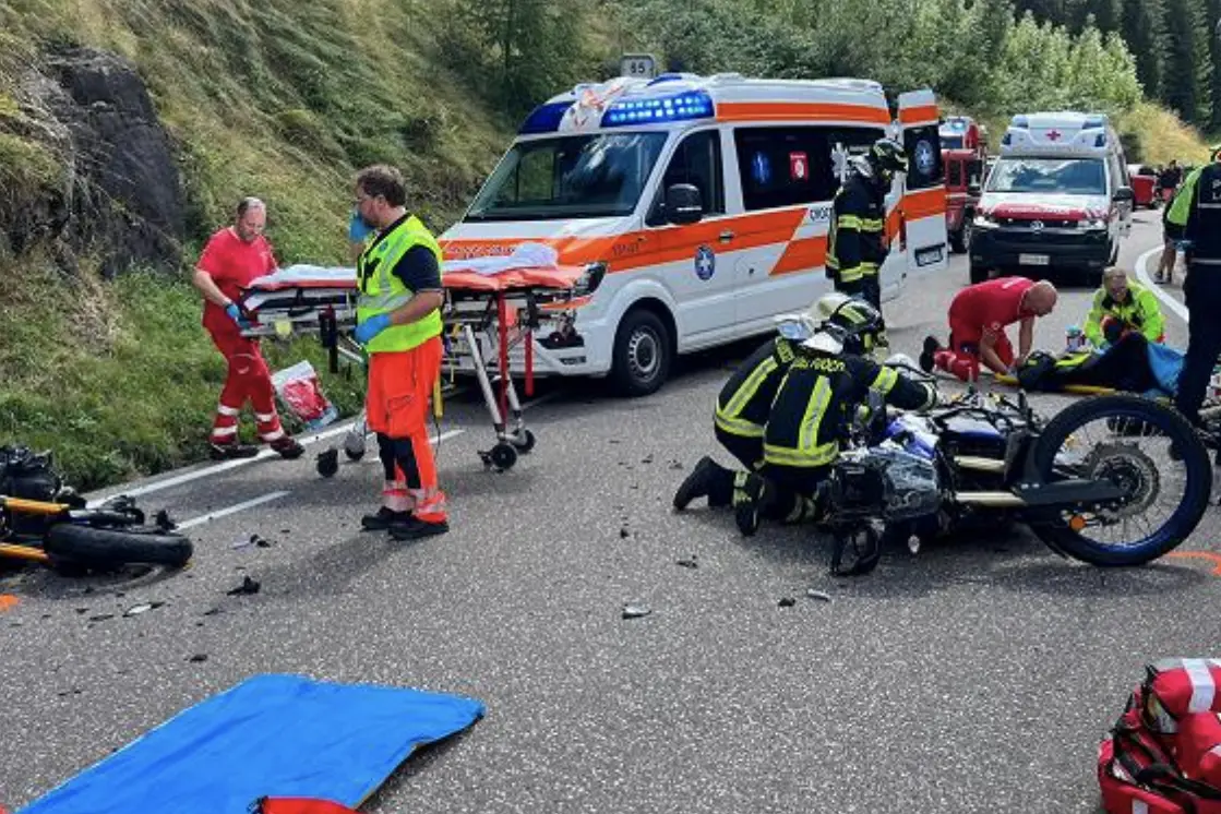 Canazei, schianto tra due moto in Val di Fassa: tre persone ferite