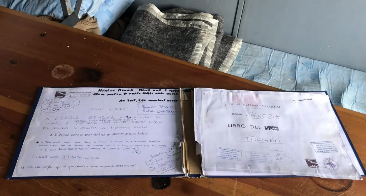 Vandali nei bivacchi delle Dolomiti, libri strappati e materassi gettati fuori