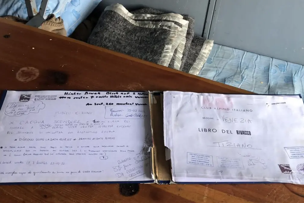 Vandali nei bivacchi delle Dolomiti, libri strappati e materassi gettati fuori