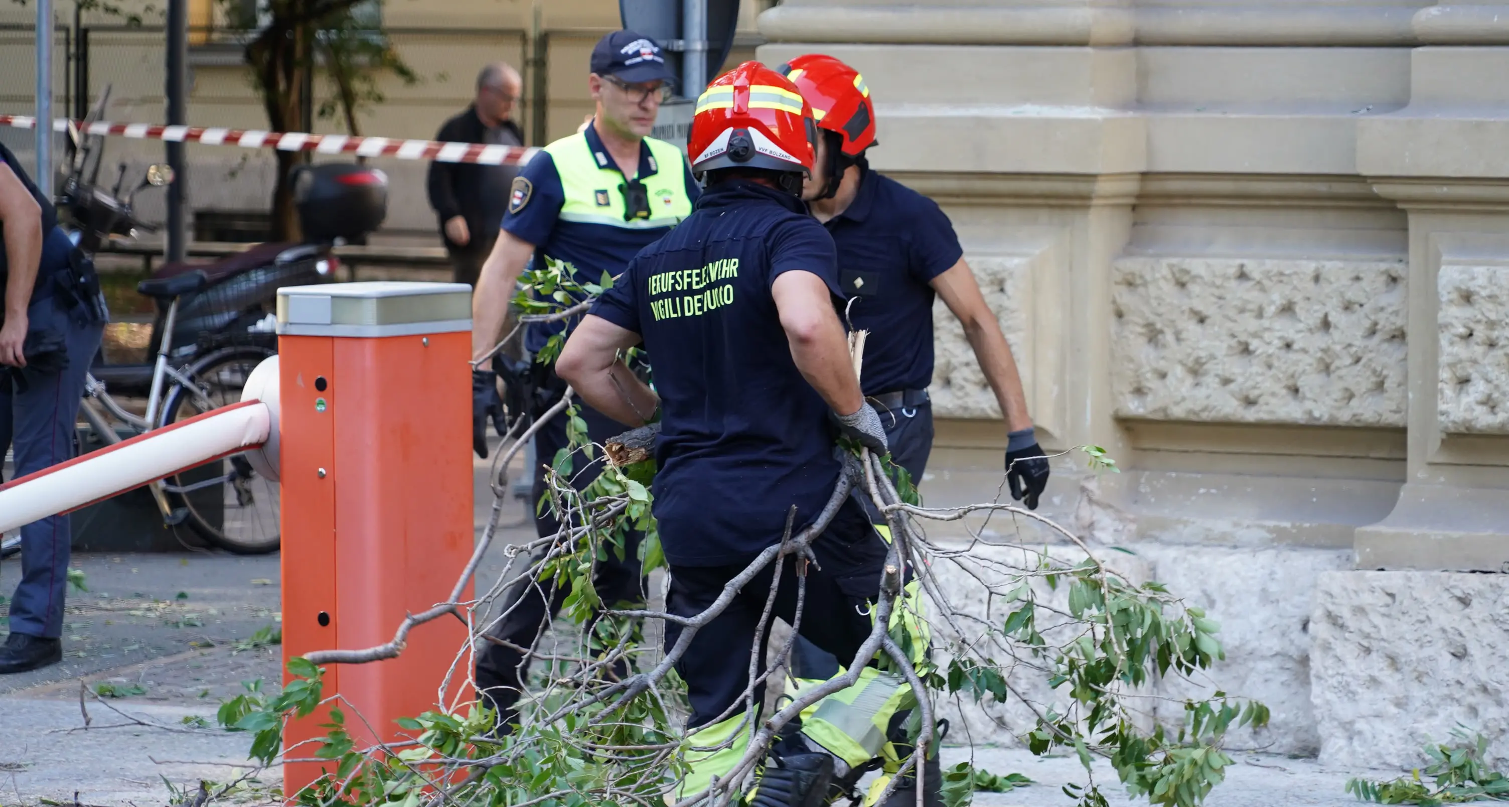 Bolzano, grosso ramo si spezza al parco: tre turisti feriti