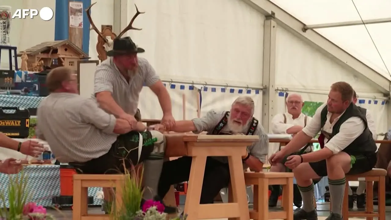 In Baviera la sfida è a colpi di dita: i German Finger Wrestling Championships