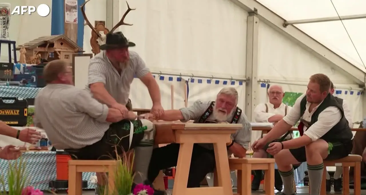 In Baviera la sfida è a colpi di dita: i German Finger Wrestling Championships