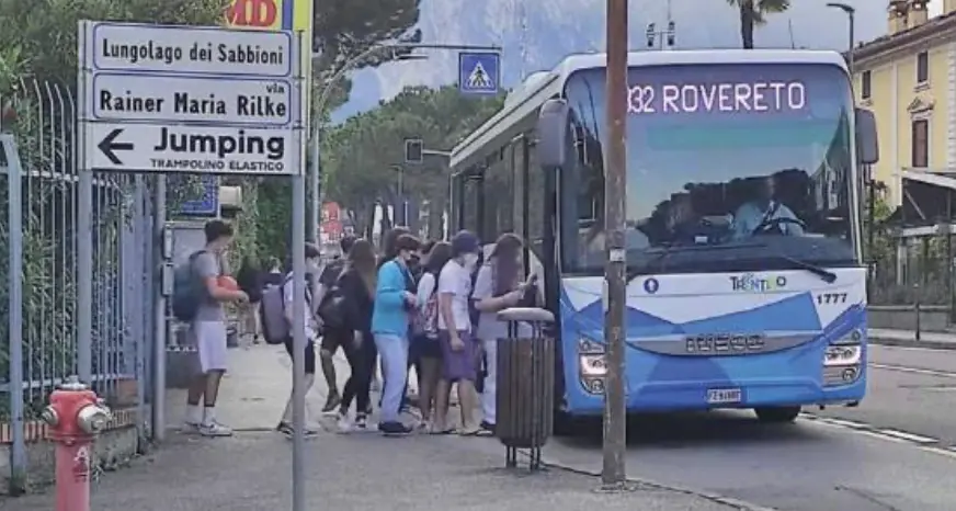 Studente lavoratore, l’odissea dei bus: «Coincidenza presa solo due volte»