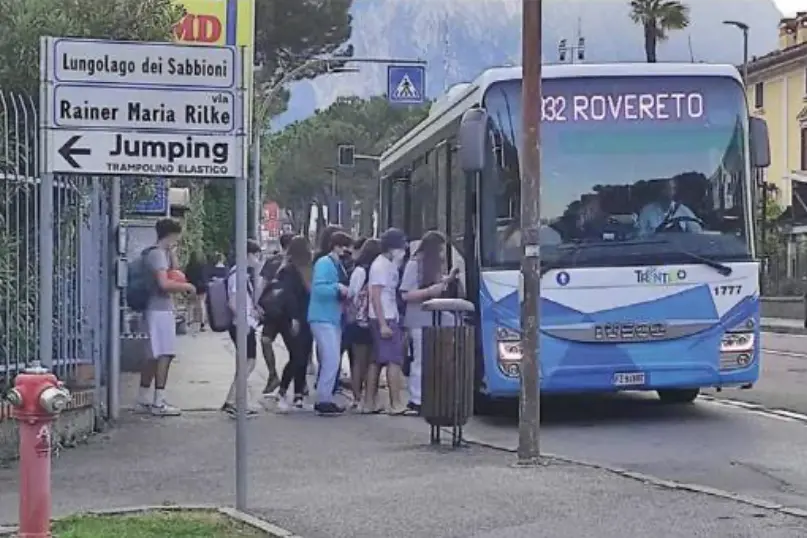 Studente lavoratore, l’odissea dei bus: «Coincidenza presa solo due volte»