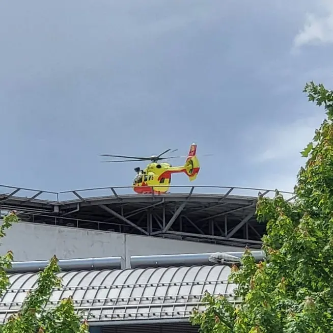 Tiarno di Sotto, urta una piattaforma aerea e viene colpito da una scarica elettrica