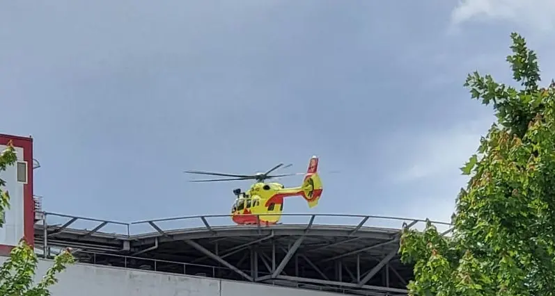 Tiarno di Sotto, urta una piattaforma aerea e viene colpito da una scarica elettrica
