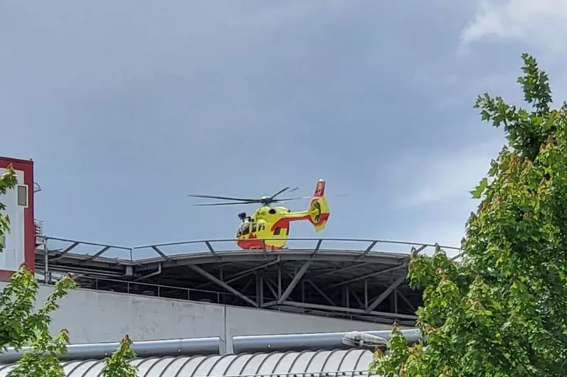 Tiarno di Sotto, urta una piattaforma aerea e viene colpito da una scarica elettrica