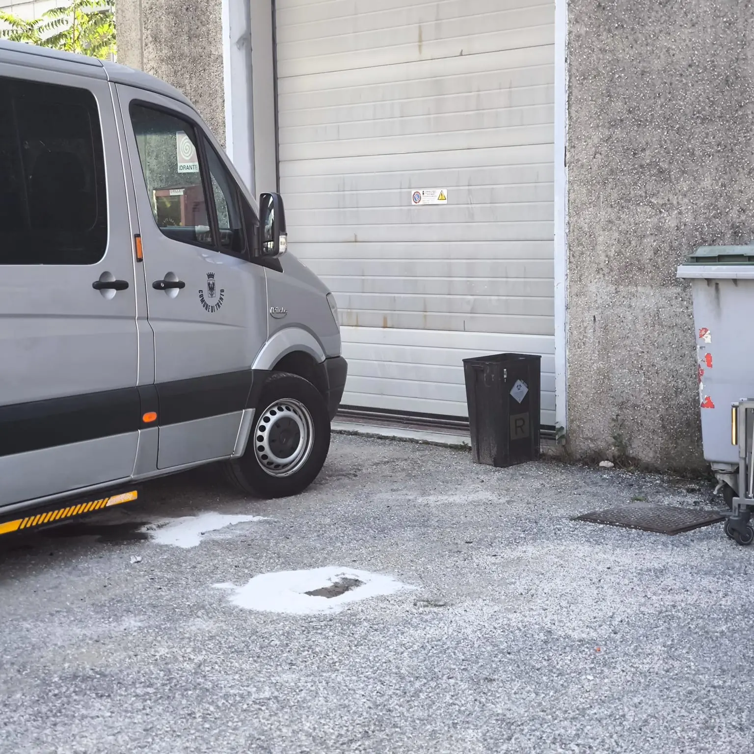 Trento, esplode la batteria di un furgone al cimitero: ustionati al volto due operai