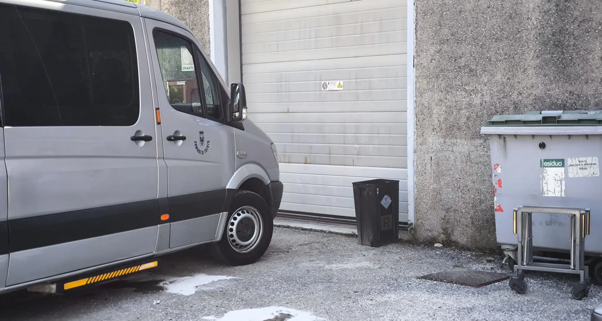 Trento, esplode la batteria di un furgone al cimitero: ustionati al volto due operai