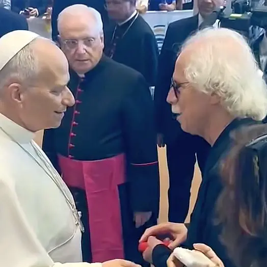 Lou Marini dona al Papa i mitici Ray-Ban dei Blues Brothers