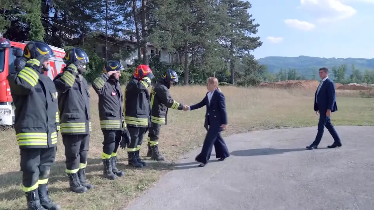 Meloni ad Amatrice tra gli applausi, poi la messa celebrata dal cardinale Zuppi