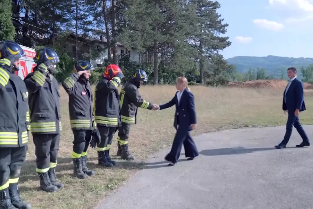 Meloni ad Amatrice tra gli applausi, poi la messa celebrata dal cardinale Zuppi