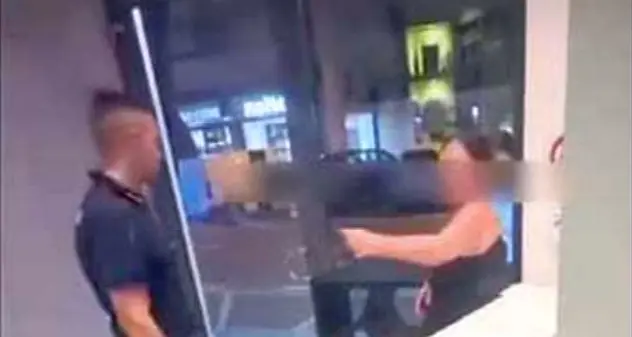 Mangia e non paga il conto: denunciata