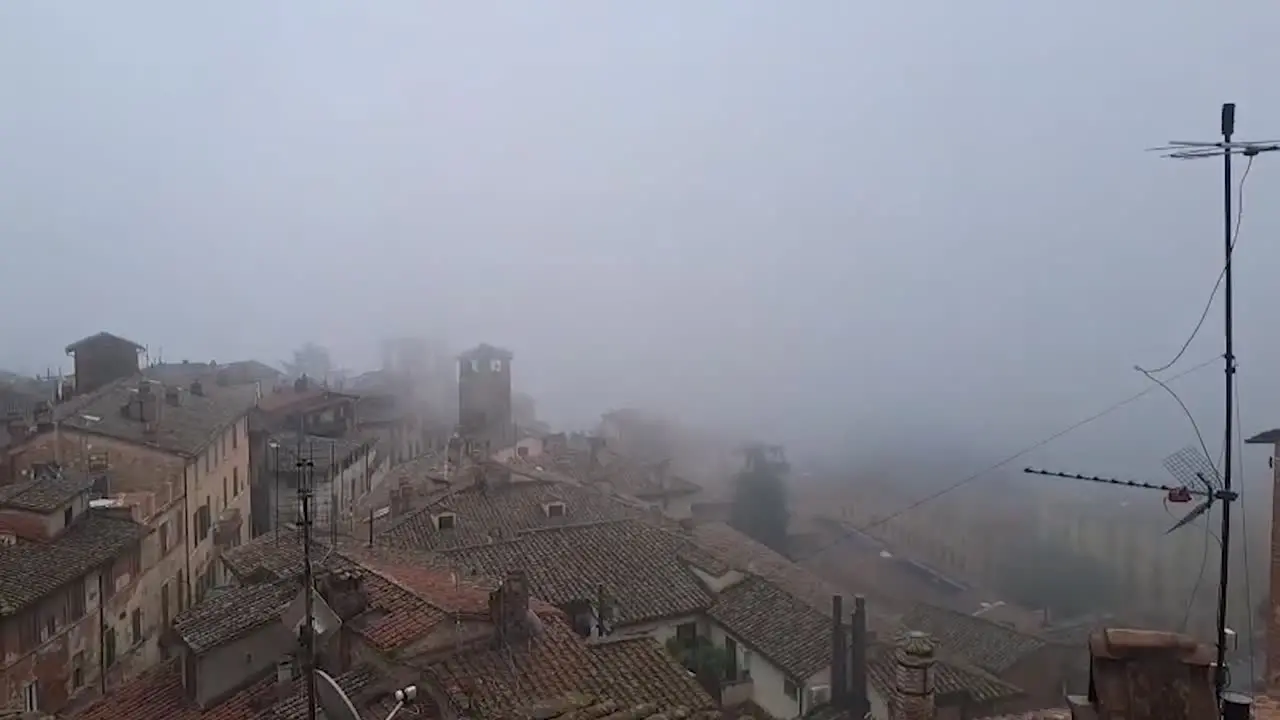 Perugia, la nebbia dopo la pioggia sul centro creano uno scenario autunnale