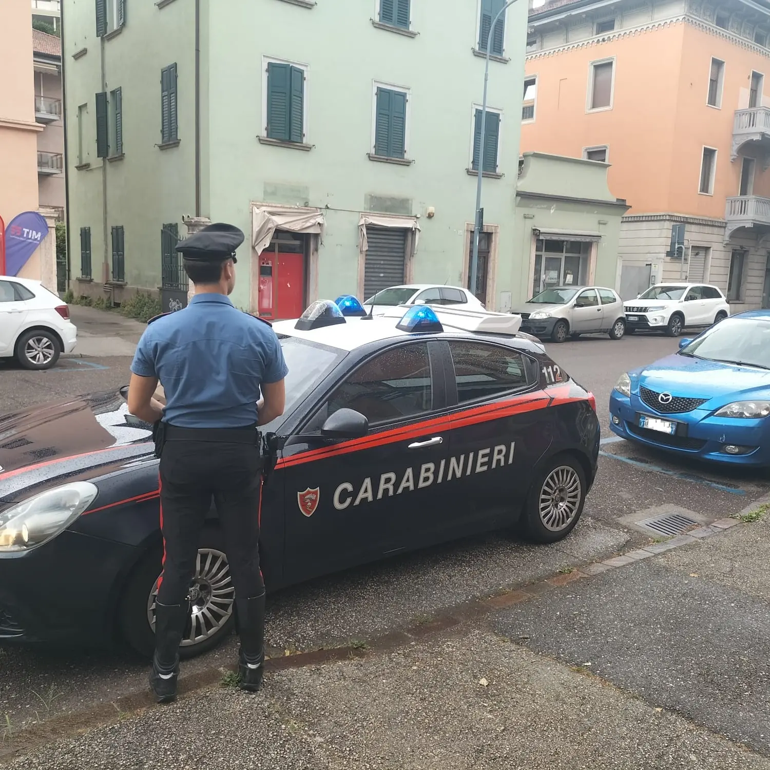 Aggredisce la compagna e prende a pugni un passante sulla statale della Valsugana: arrestato 28enne