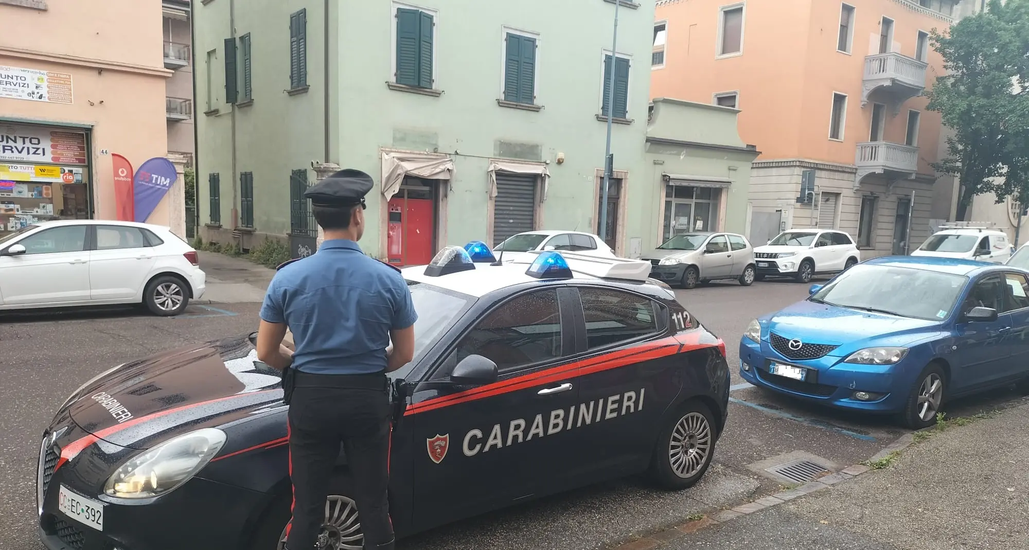 Aggredisce la compagna e prende a pugni un passante sulla statale della Valsugana: arrestato 28enne
