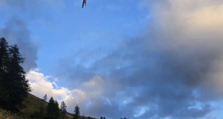 Passo Rombo, caduto con il parapendio dopo l’urto contro la teleferica: vittima l'atleta Rémi Bourdelle. La gara partita da Levico