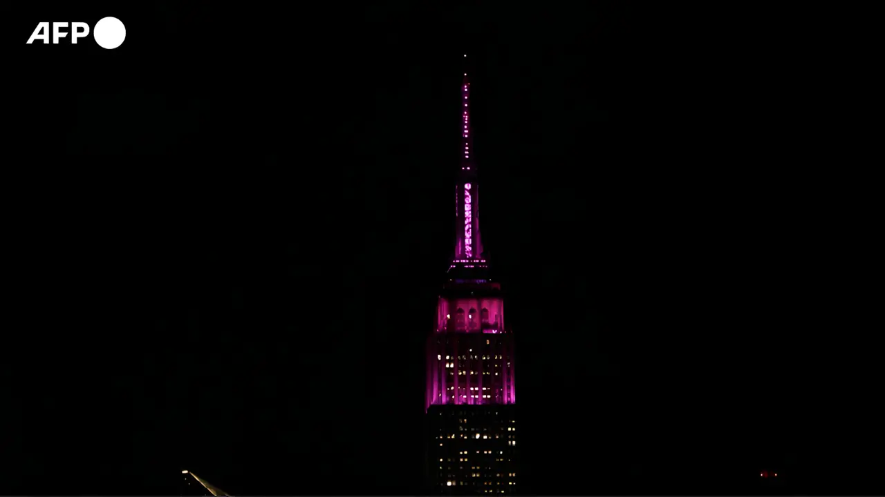Dolly Parton, l'Empire State Building si illumina di rosa in suo onore