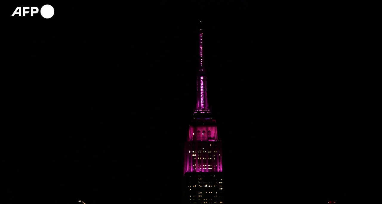 Dolly Parton, l'Empire State Building si illumina di rosa in suo onore