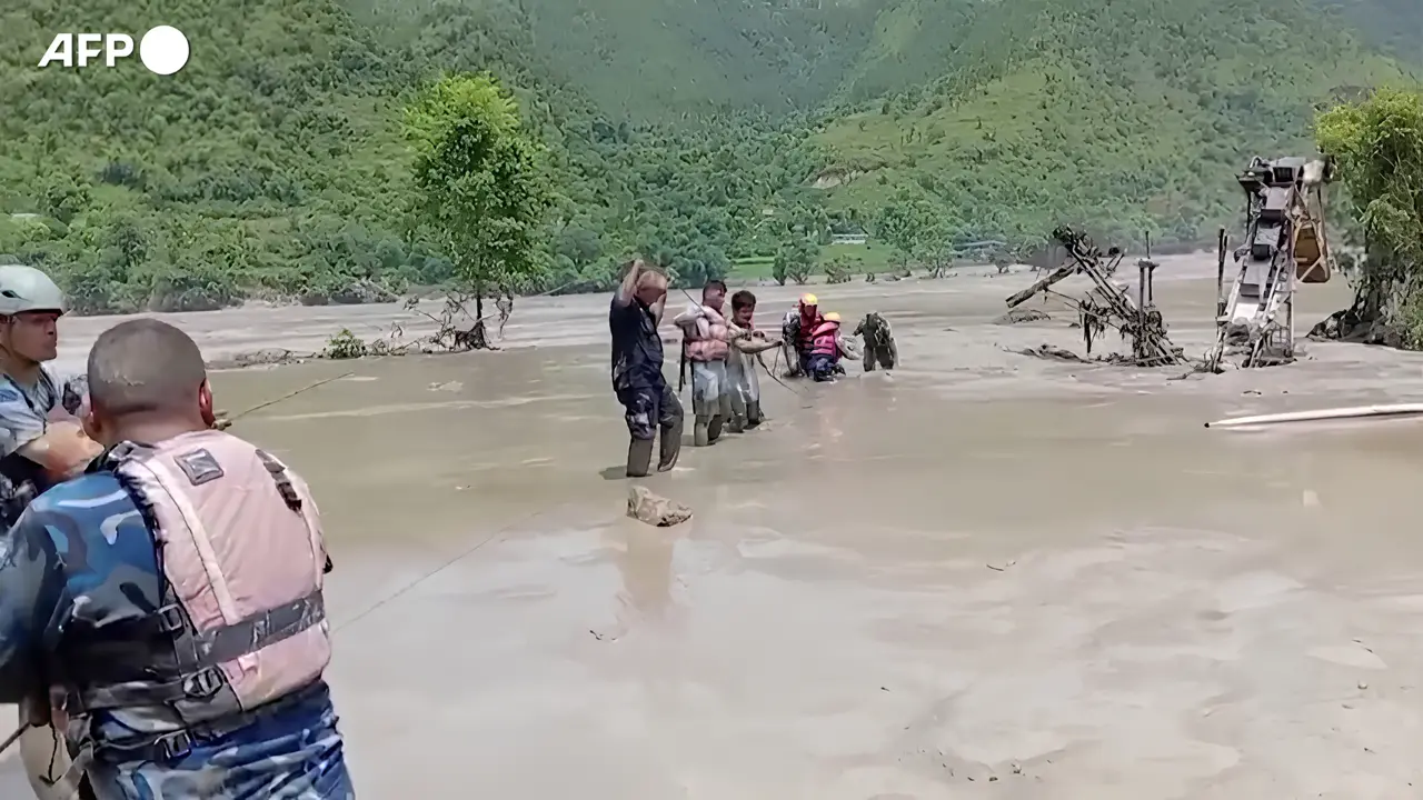 Nepal, inondazioni improvvise: almeno otto vittime
