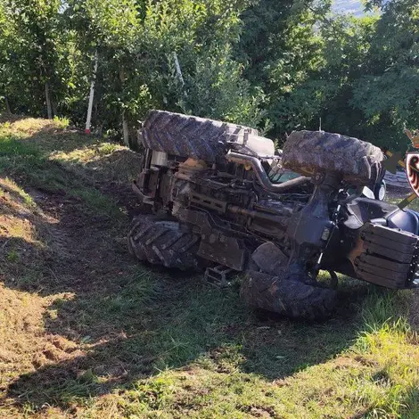 Revò, incidente in campagna: si ribalta con il trattore