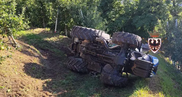 Revò, incidente in campagna: si ribalta con il trattore
