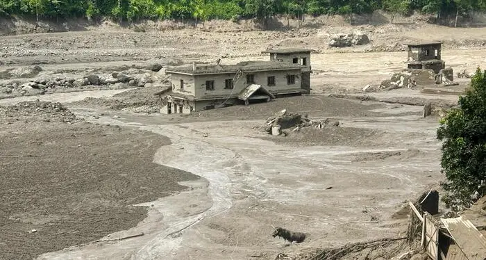 L'alluvione tra Nepal e Tibet: le immagini della tragedia