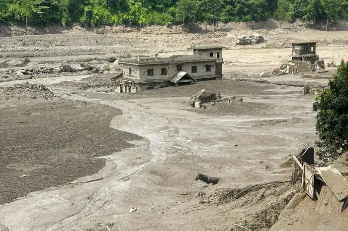 L'alluvione tra Nepal e Tibet: le immagini della tragedia
