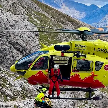 Sasso Piatto, mette un piede in fallo e precipita sulle rocce: ferito 71enne