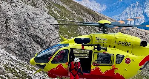 Sasso Piatto, mette un piede in fallo e precipita sulle rocce: ferito 71enne