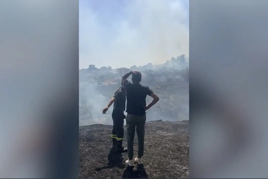Tre incendi vicino alle abitazioni, residenti evacuati nel Tarantino