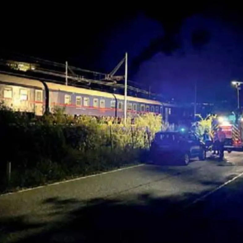 Travolto dal treno sui binari in via Lavisotto