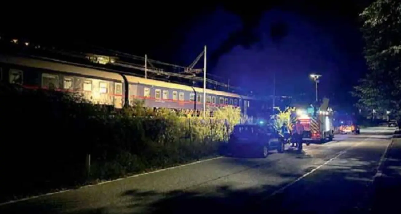 Travolto dal treno sui binari in via Lavisotto