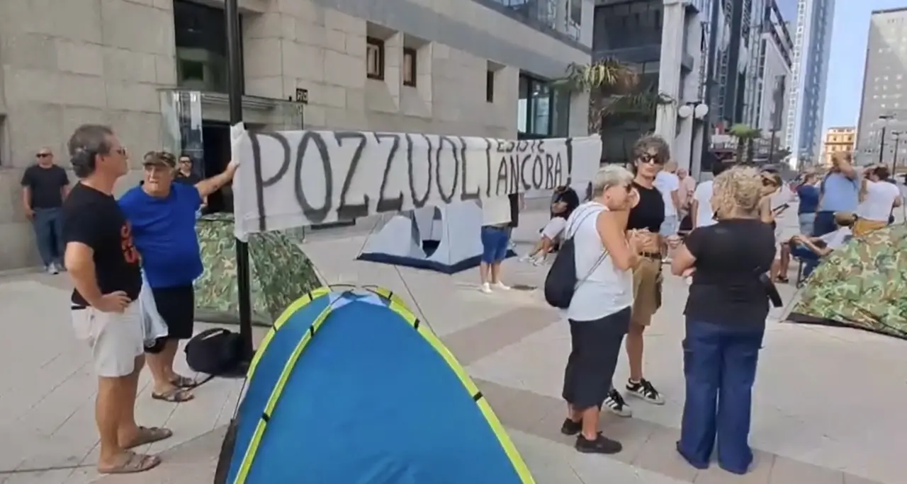 Campi Flegrei, protesta con tende davanti al Consiglio della Campania