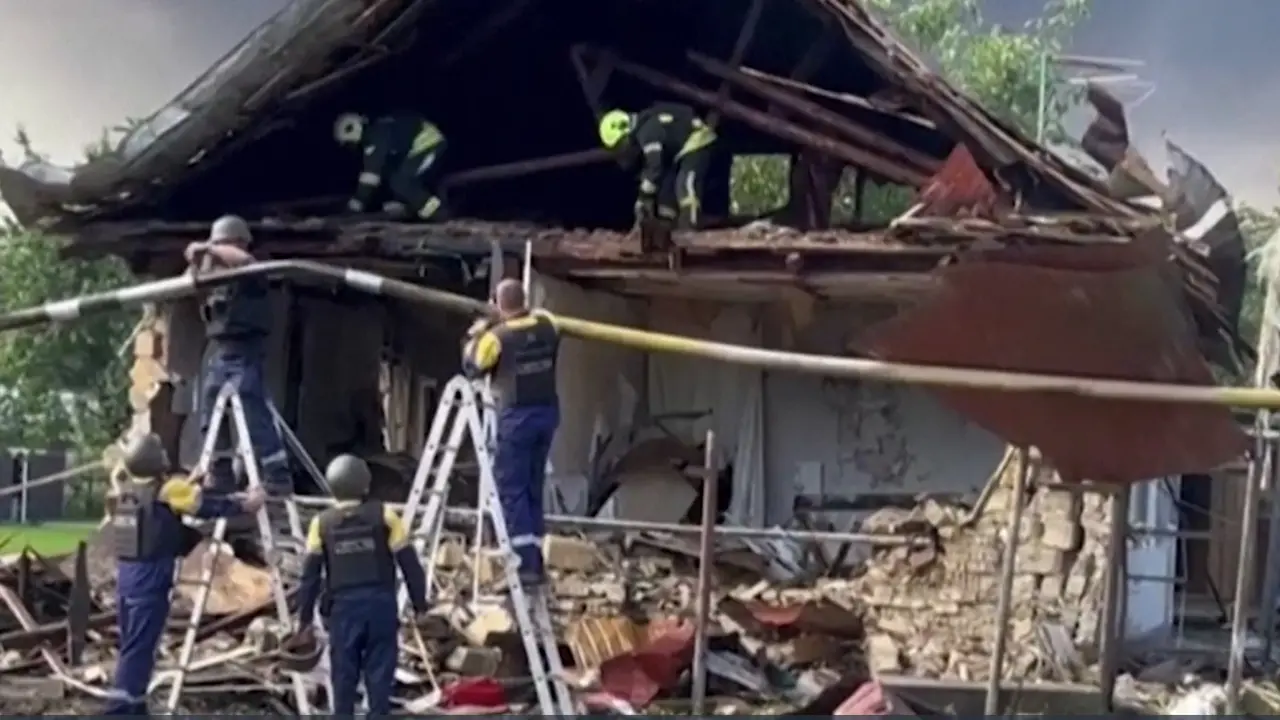 Ucraina, Vigili del fuoco all'opera dopo i raid russi nella regione di Kiev