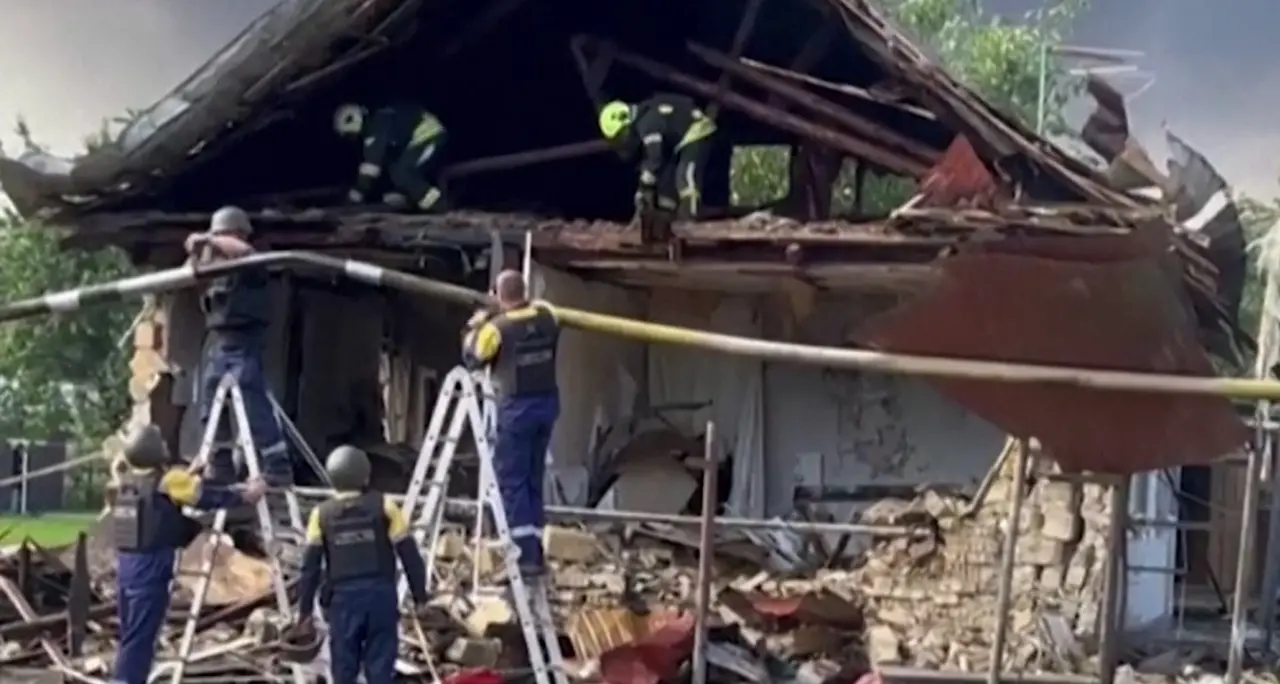 Ucraina, Vigili del fuoco all'opera dopo i raid russi nella regione di Kiev