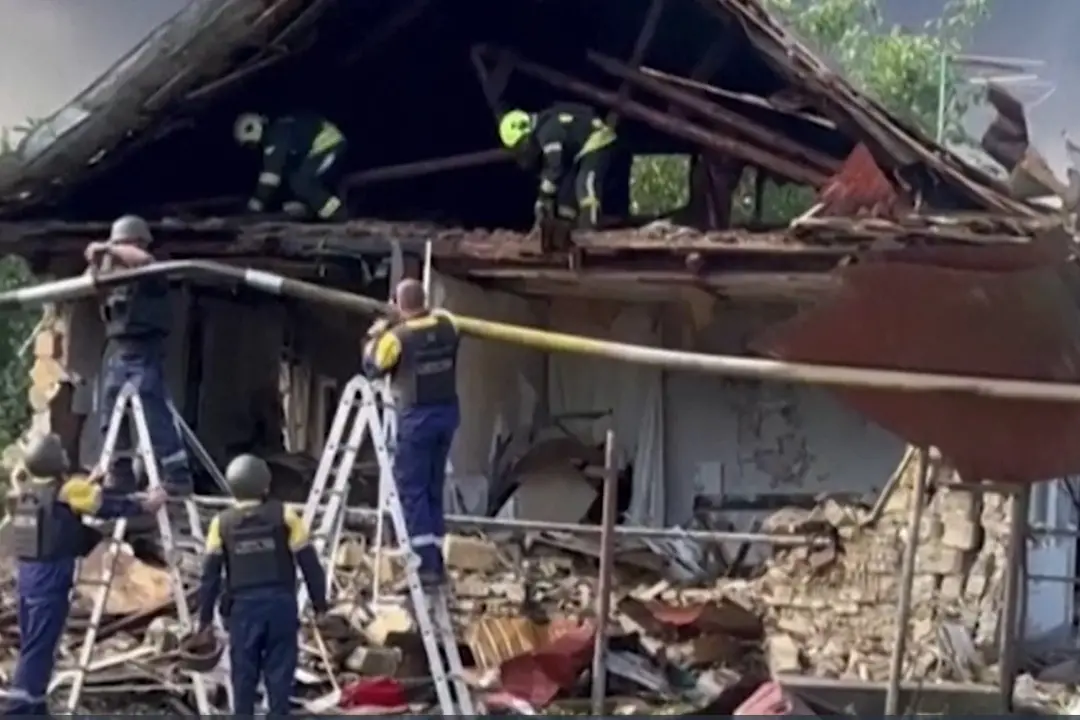 Ucraina, Vigili del fuoco all'opera dopo i raid russi nella regione di Kiev