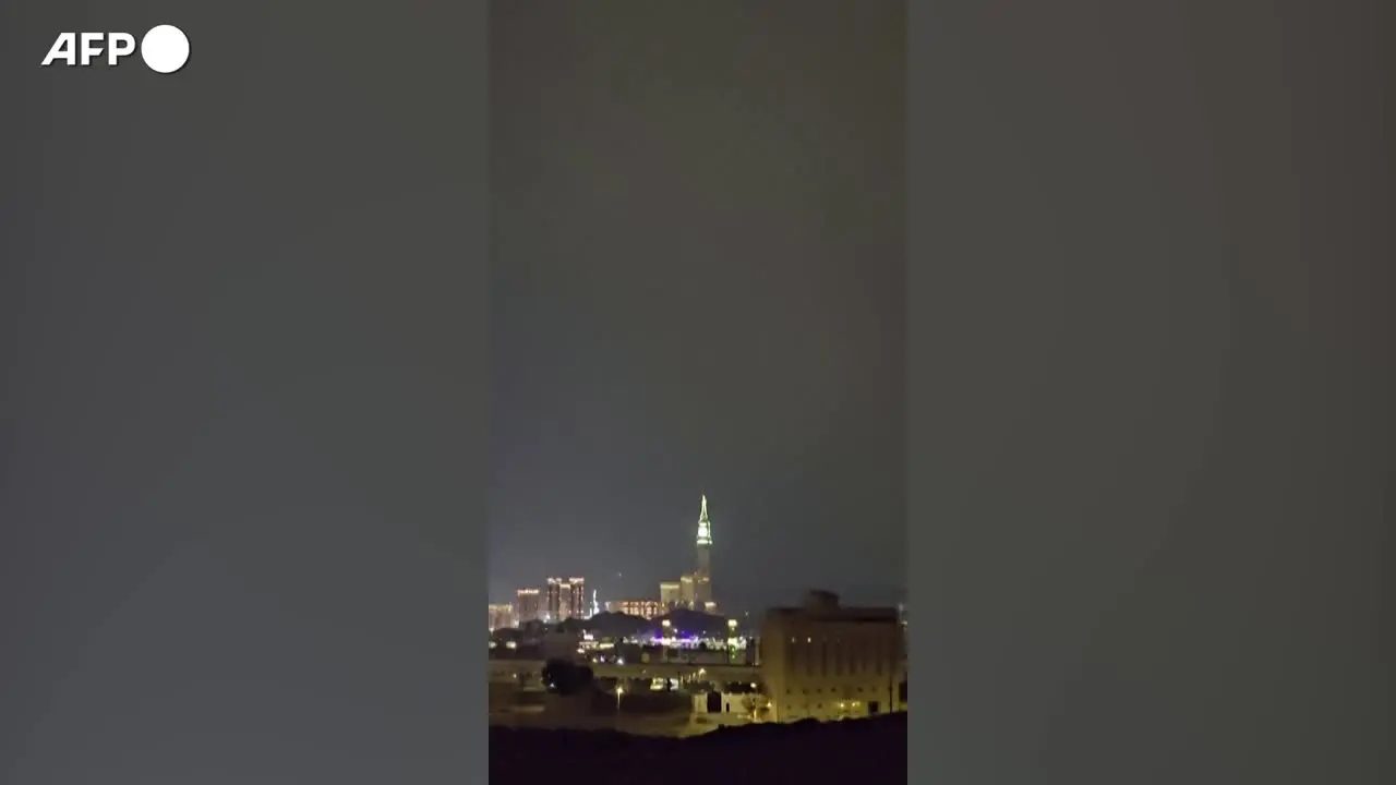 Arabia Saudita, un fulmine colpisce la torre dell'orologio alla Mecca 