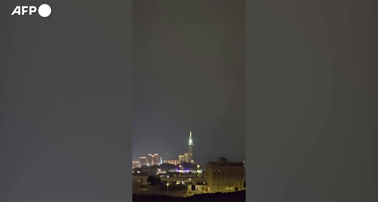 Arabia Saudita, un fulmine colpisce la torre dell'orologio alla Mecca 