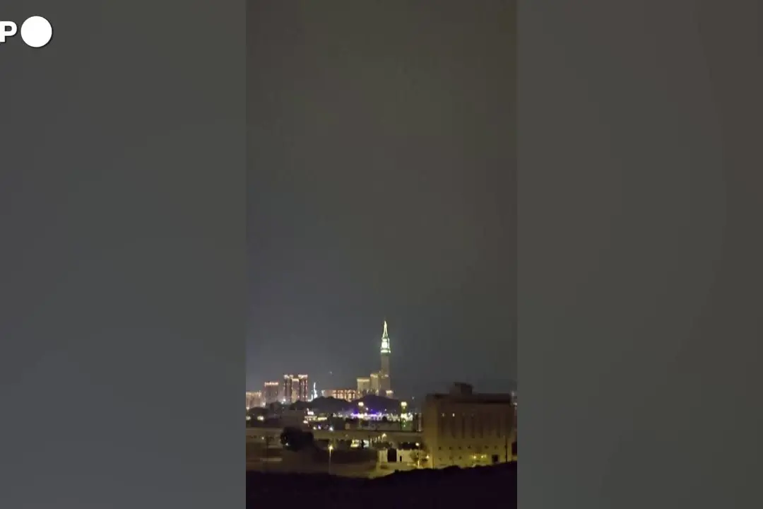 Arabia Saudita, un fulmine colpisce la torre dell'orologio alla Mecca 