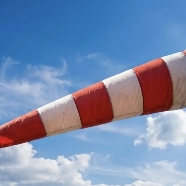 Meteo, in arrivo vento forte e temporali: in montagna raffiche oltre i 90 km/h