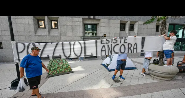 Campi Flegrei, protesta con tende davanti al Consiglio della Campania