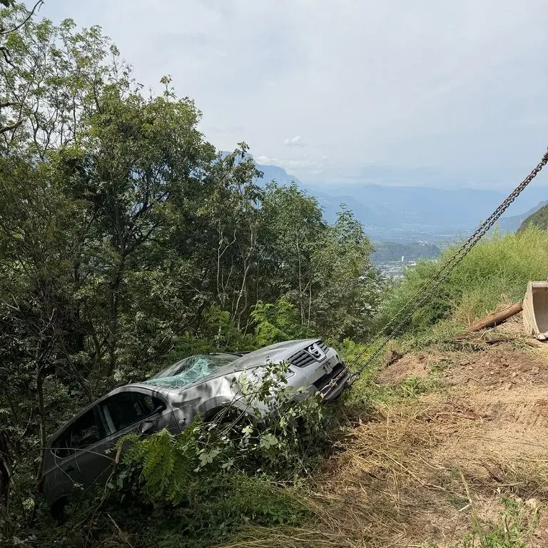 Settantenne confonde acceleratore e freno e precipita con l'auto per 20 metri