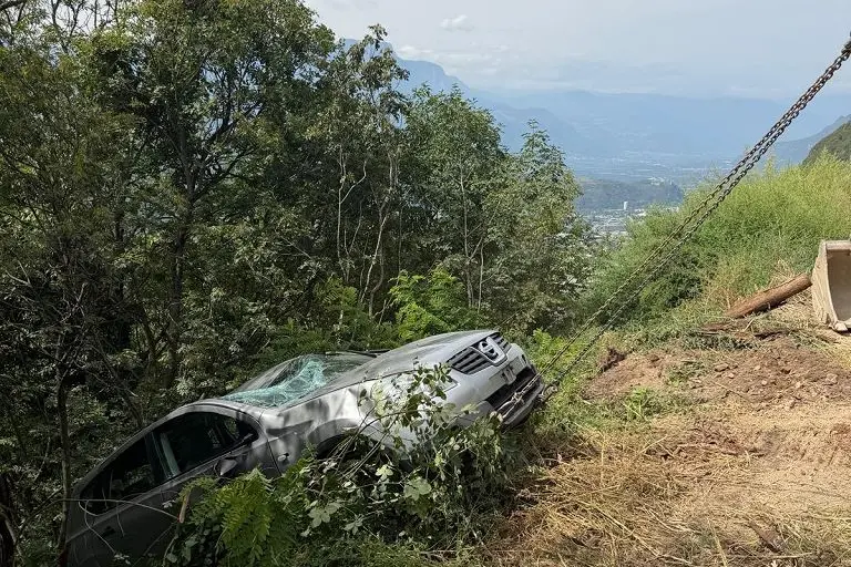 Settantenne confonde acceleratore e freno e precipita con l'auto per 20 metri