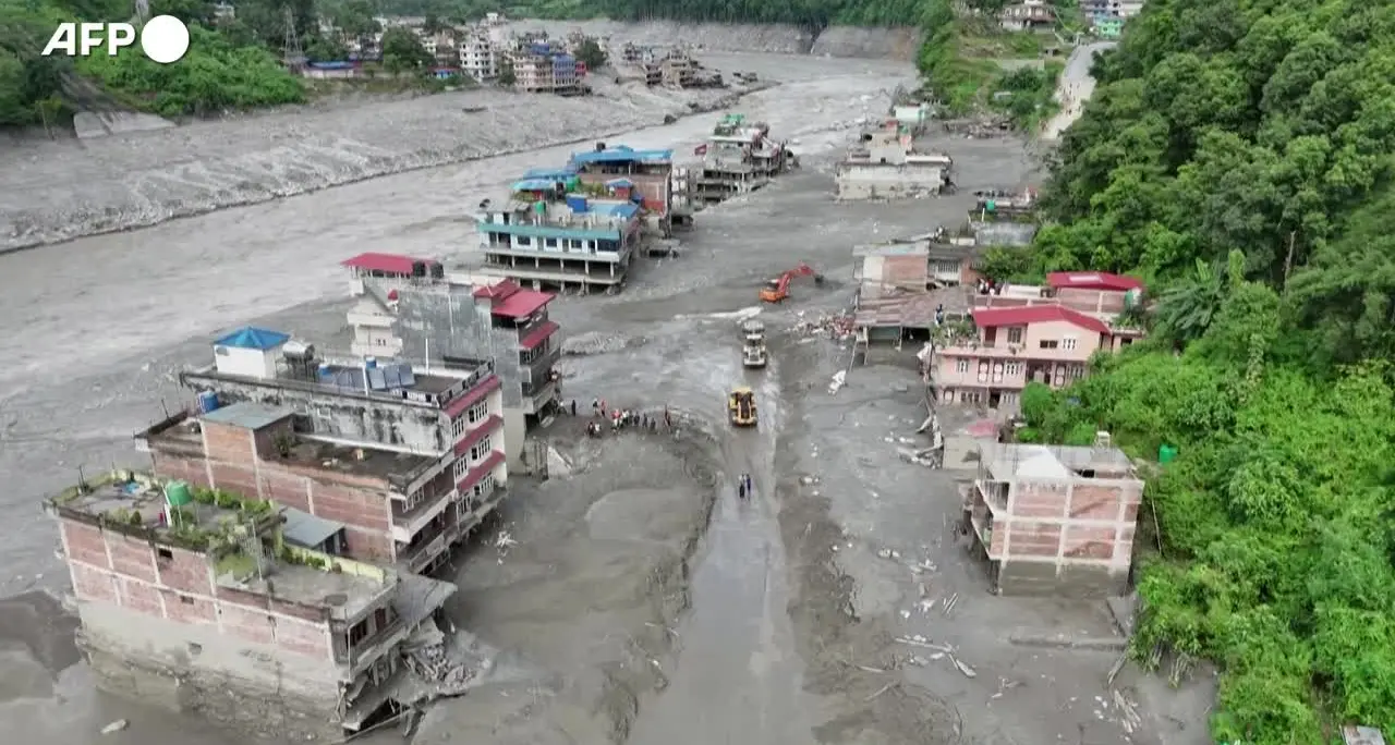 Alluvione al confine tra Nepal-Tibet, Nuwakot devastata: le immagini aeree
