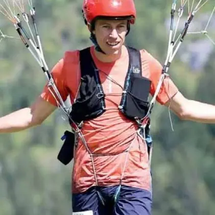 Il parapendista morto era un campione: sicurezza sotto la lente